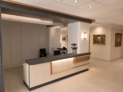 Recepciópult festményekkel a világos falon