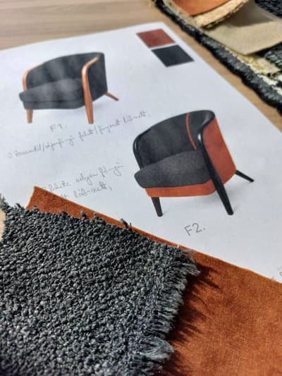 Fotelvázlat papíron, mellette szövet- és bőrminták, kézírásos jegyzettel