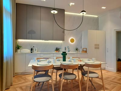 Apartman konyha-étkezője márványfallal és halszálkás parkettával