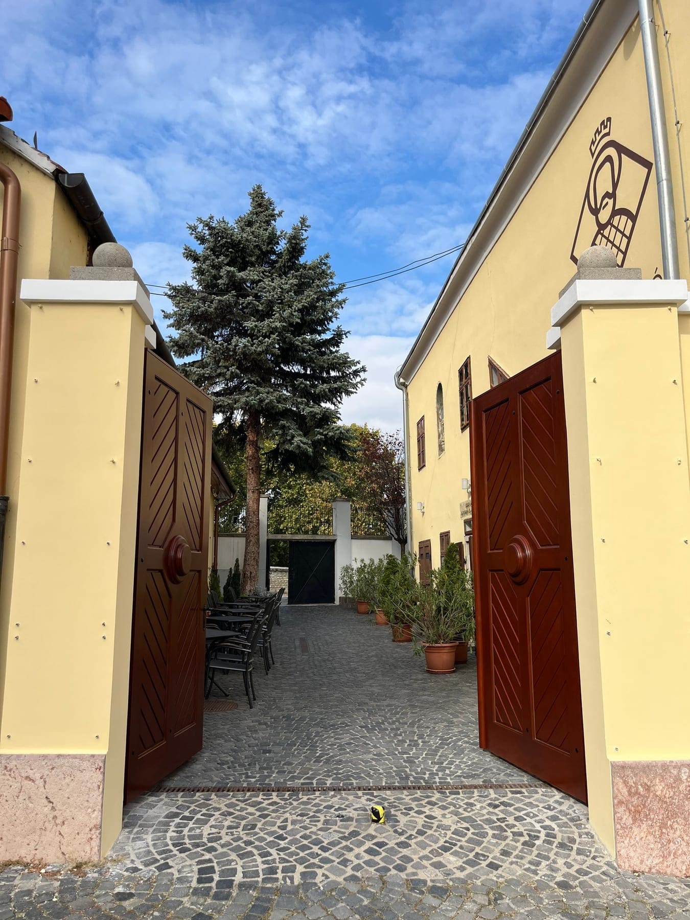 Szent László Látogatóközpont fa kapuja