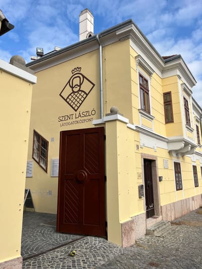 A zárt tömörfa kapu a látogatóközpont sárga homlokzatában