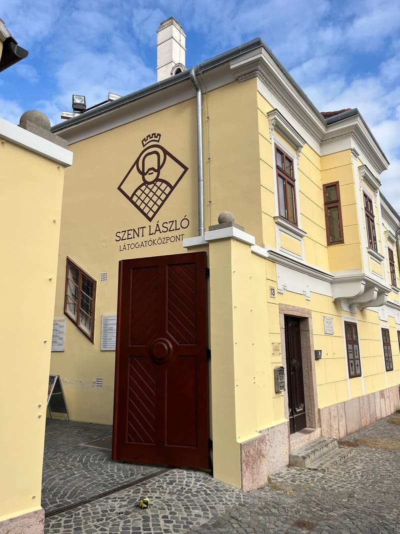 Szent László Látogatóközpont fa kapuja